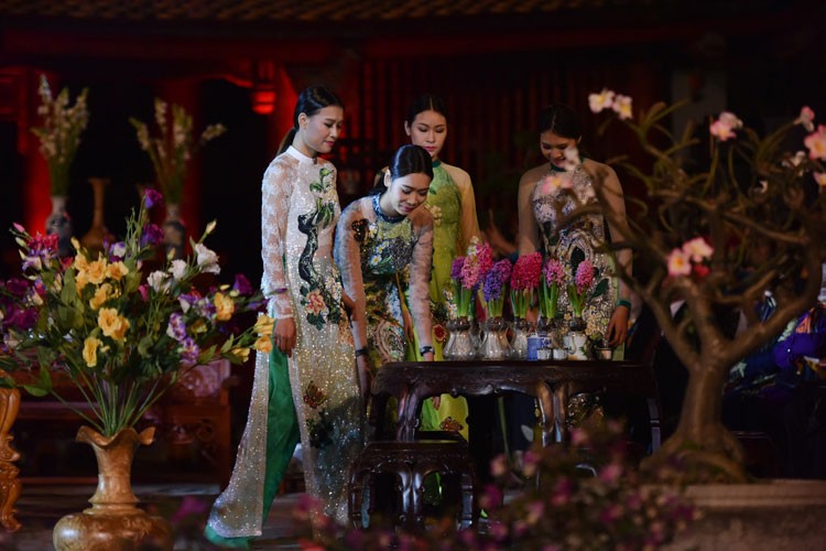 Tối qua (4/3), tại Văn Miếu, Hà Nội, chương trình "Lễ hội Áo dài 2016" đã diễn ra với sự tham gia của 19 nhà thiết kế.